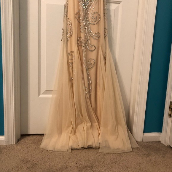 Beautiful mermaid fit prom dress - Picture 3 of 8